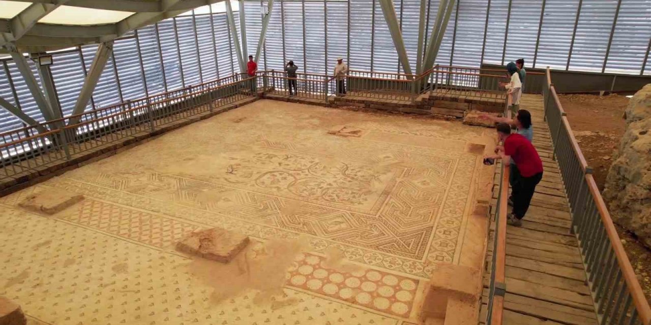 Restore edilen ’Cennet Bahçesi’ mozaiği açıldı