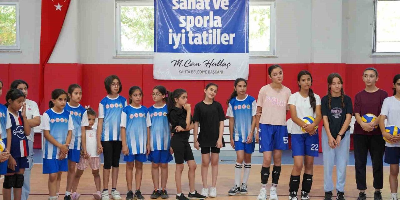 Kahta Belediyesi yaz spor okullarında basketbol ve voleybol heyecanı devam ediyor