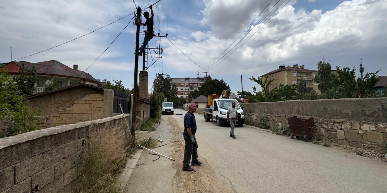 Yüksekova Güngör Mahallesi’nde internet direğinde kablo yangını