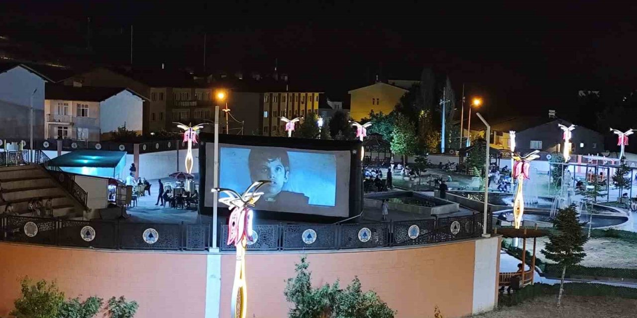 Hakkari’de açık hava sinema günlerine ilgi