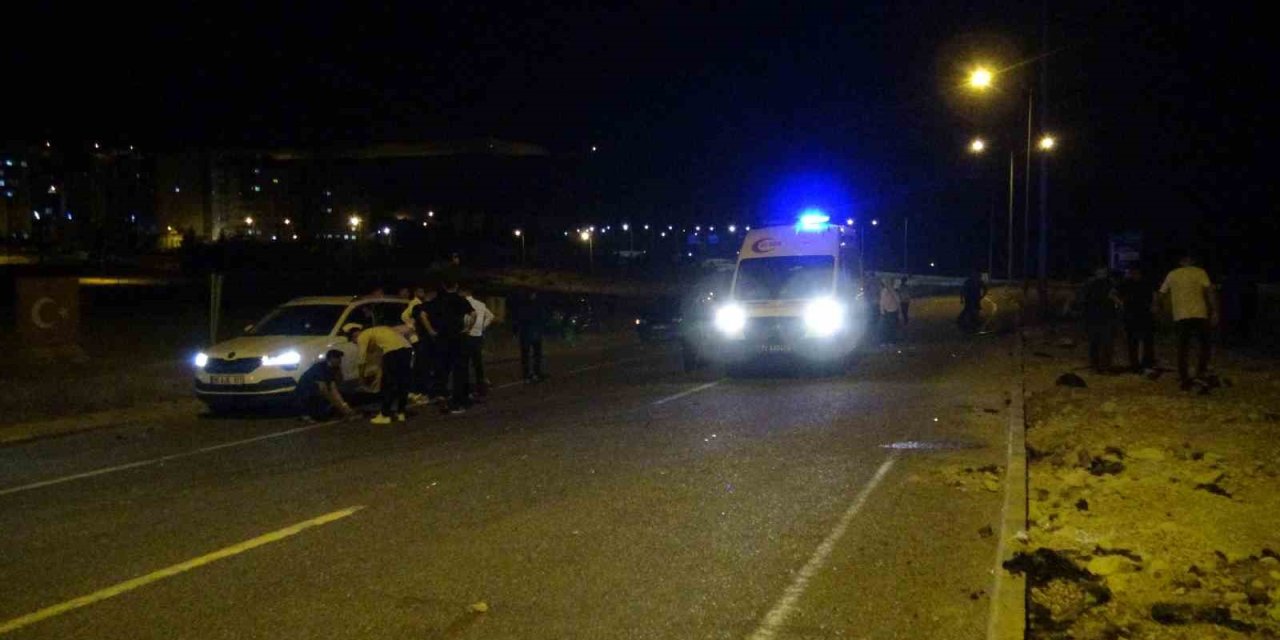 Refüjdeki direğe çarpıp bacağı kopan motosiklet sürücüsü hayatını kaybetti