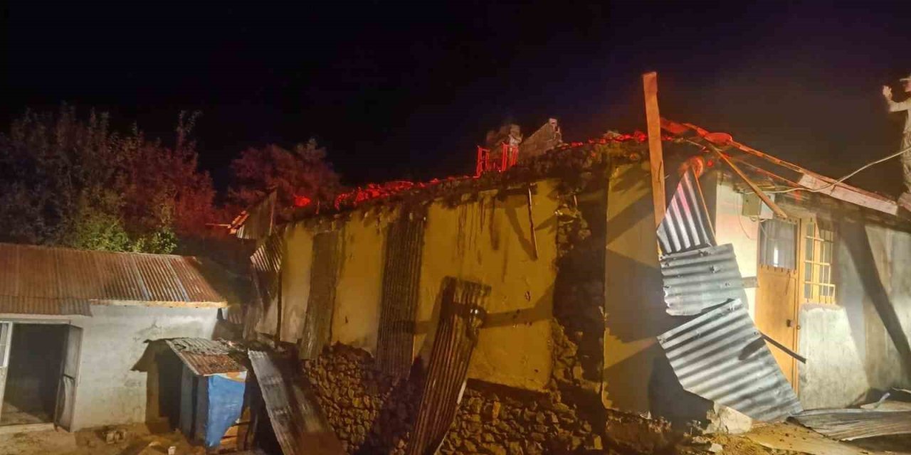 Bingöl’deki çatı yangını söndürüldü