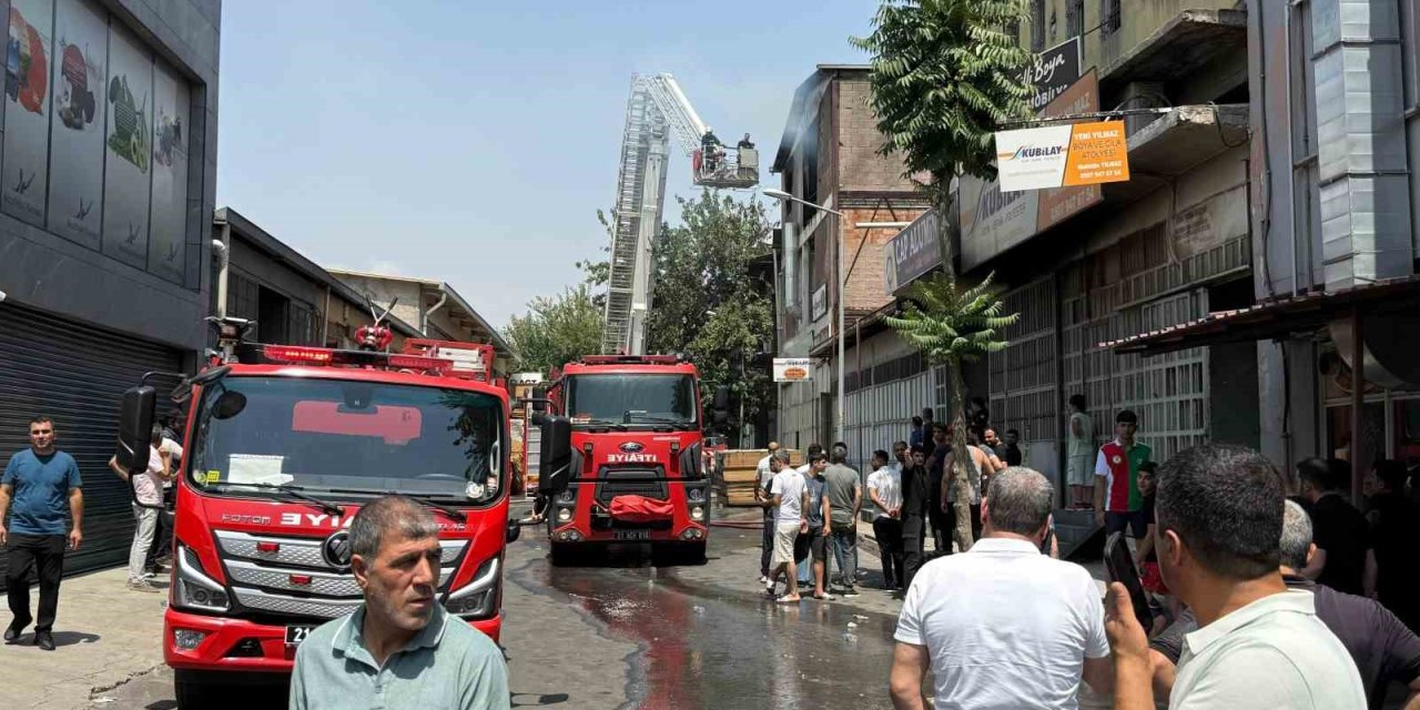 Diyarbakır’da mobilya boya atölyesinde yangın