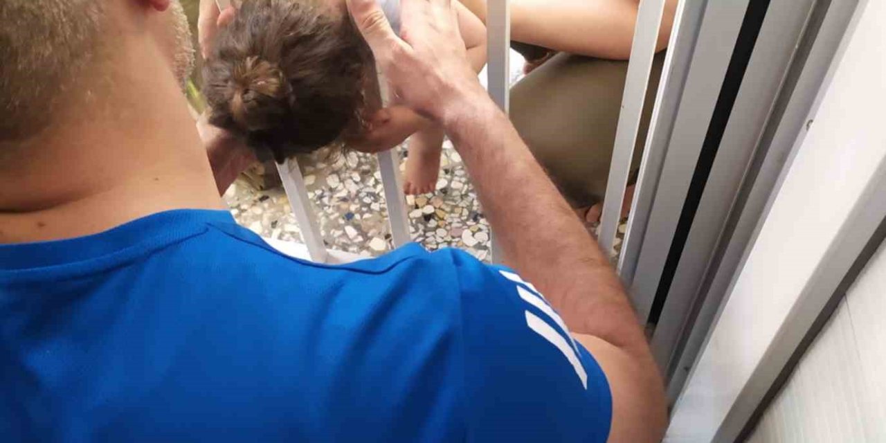 Balkon demirlerine sıkışan 1 yaşındaki bebek kurtarıldı