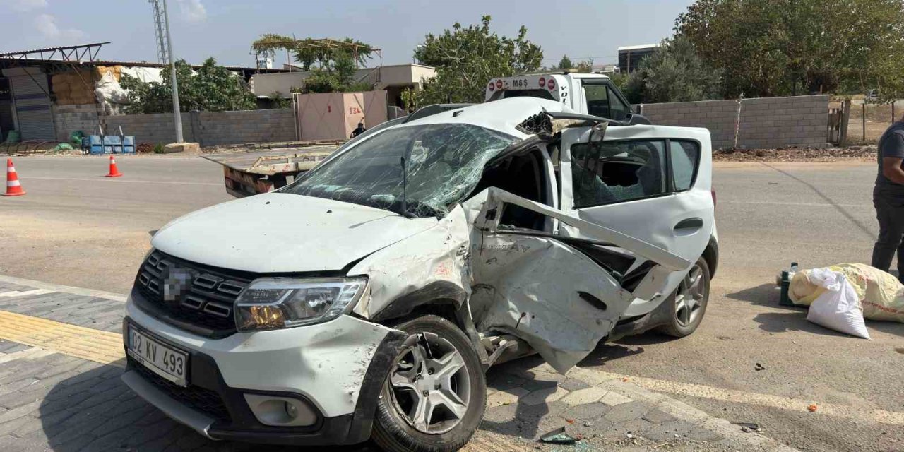 Adıyaman’da minibüs ile hafif ticari araç çarpıştı: 3 yaralı