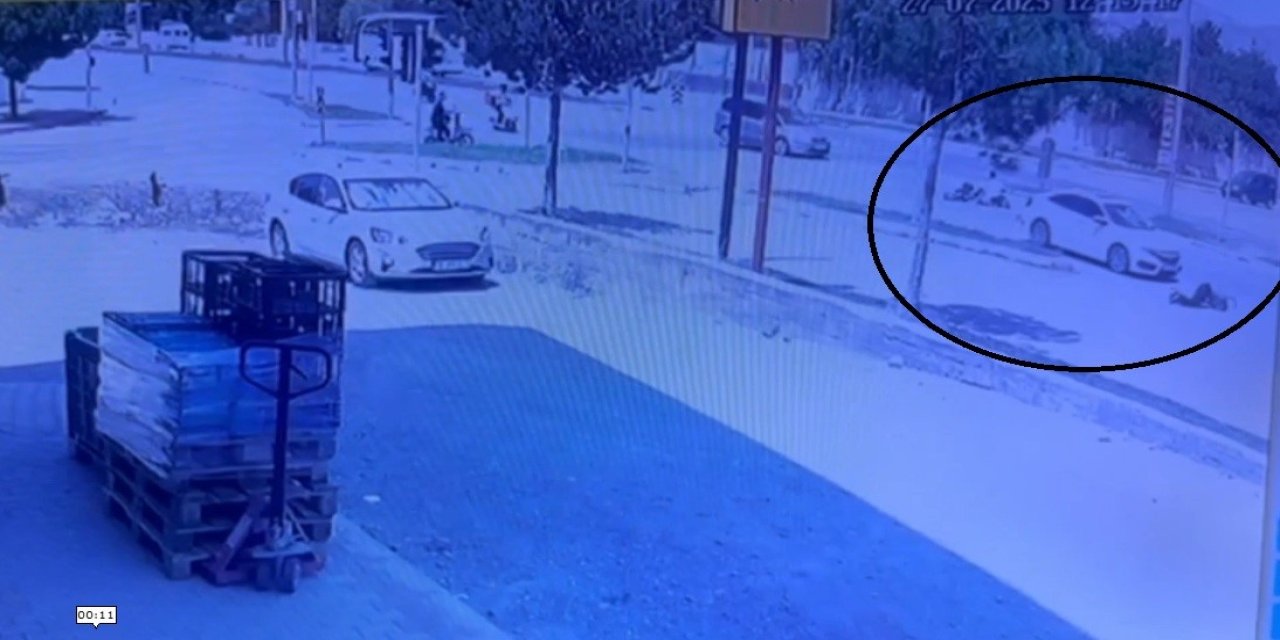 Erzincan’da otomobil ile elektrikli bisikletin çarpışma anı kameralarda