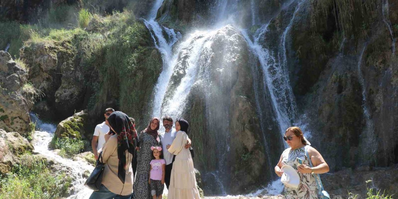 Serinlemek isteyenler Girlevik Şelalesi’ne akın ediyor