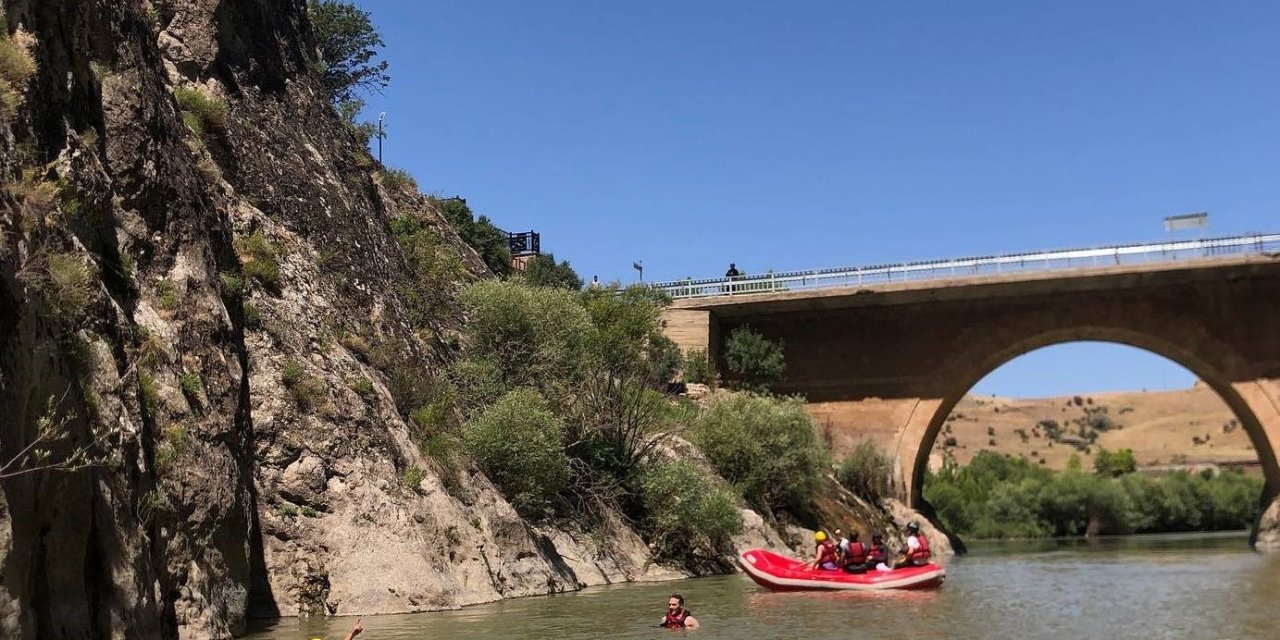 Kavurucu sıcaklarda rafting yatılar
