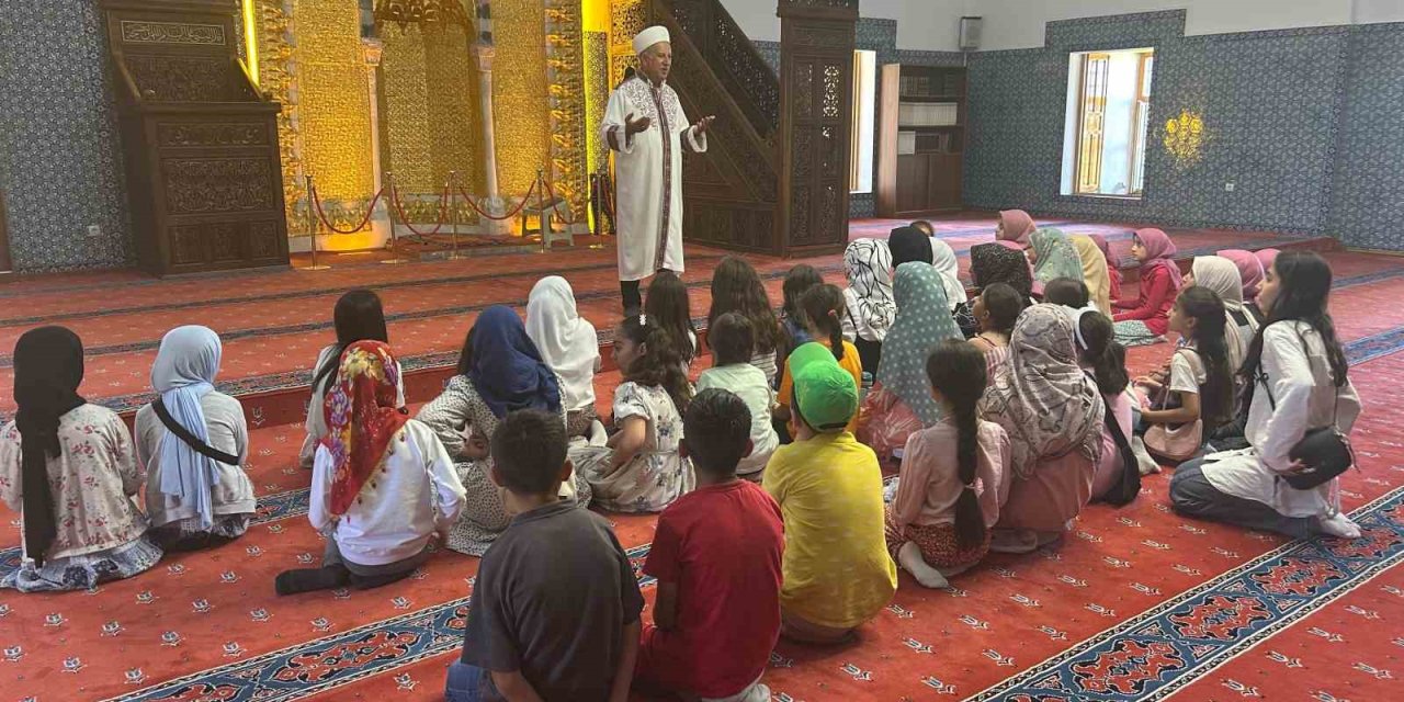 Kur’an kursu öğrencileri Hüsrev Paşa Camii’nin manevi atmosferini soludu