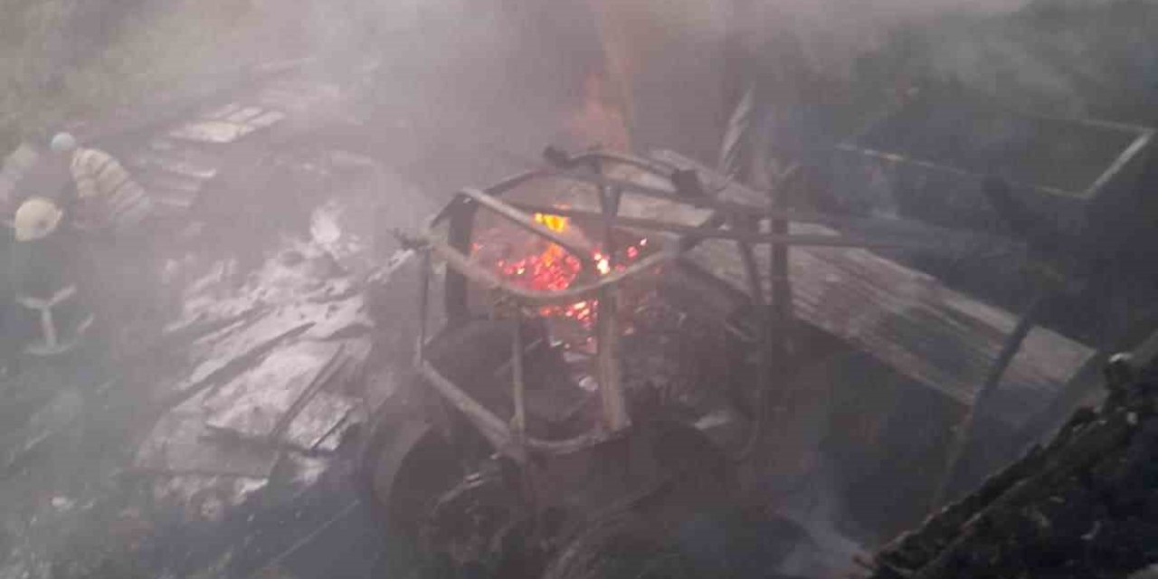 Elazığ’da alev alan traktör kullanılmaz hale geldi