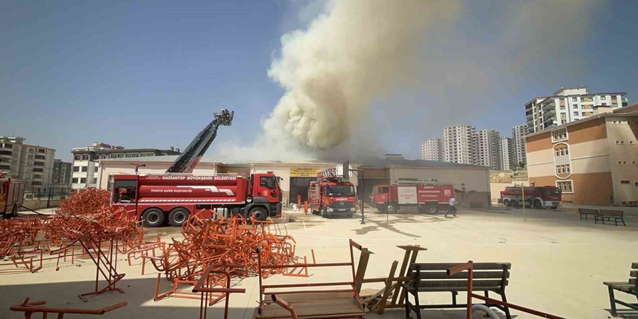 Gaziantep’te meslek lisesinin mobilya atölyesinde yangın çıktı