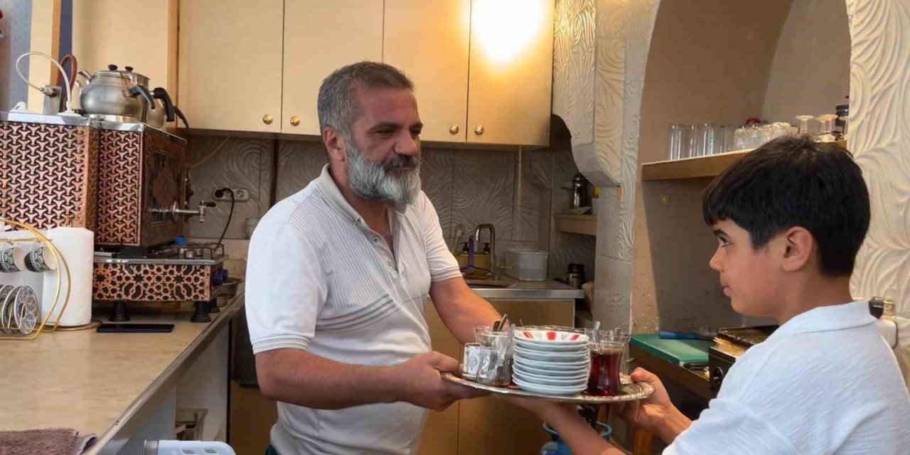 50 yıldır çaycılık yapan esnaf bunaltıcı sıcakta da ocak başında