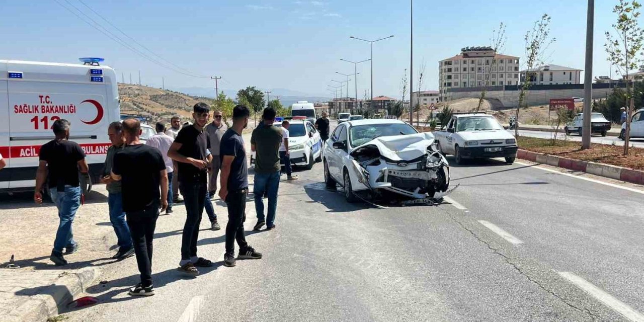 Adıyaman’da iki otomobil çarpıştı:  2 kişi yaralandı