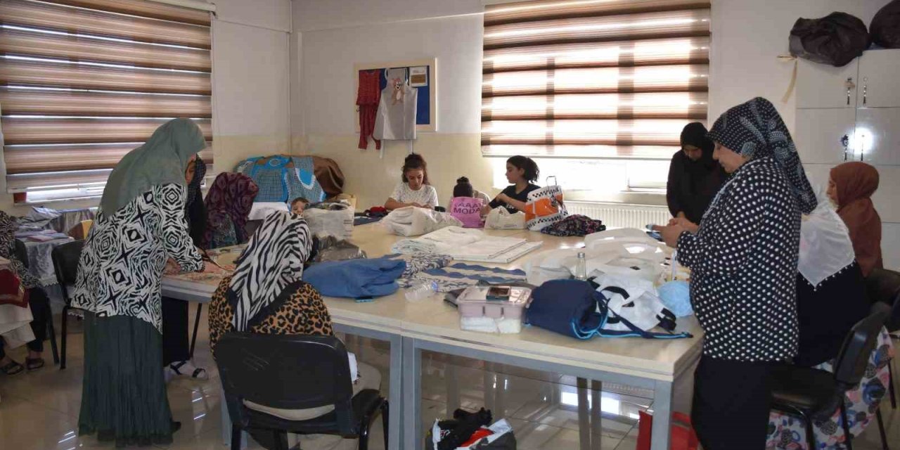 Şahinbey’de kurslar kapsamında kadınlar hem üretiyor hem kazanıyor