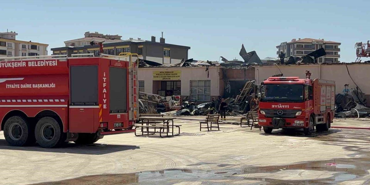 Gaziantep’te meslek lisesindeki yangın korkuttu