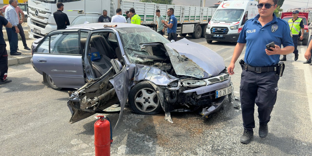 Gürpınar'da TIR ve otomobil çarpıştı; aynı aileden 4 kişi yaralandı