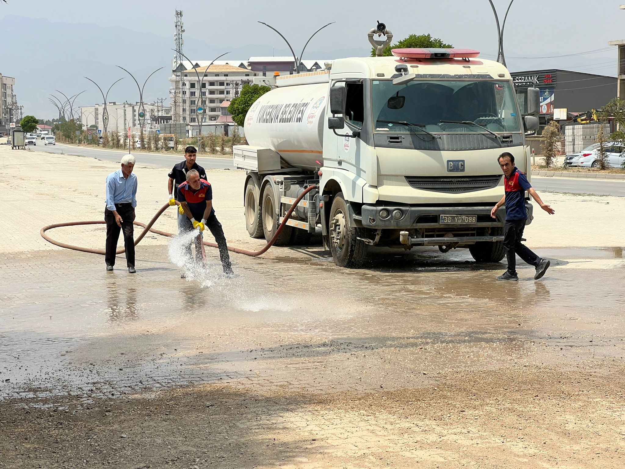 Yüksekova’da kaldırım temizleme ve yıkama çalışması