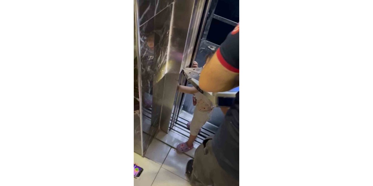 Kolu asansöre sıkışan çocuk ekiplerce kurtarıldı