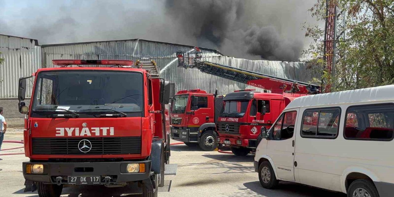 Gaziantep’te halı fabrikasındaki yangın söndürüldü
