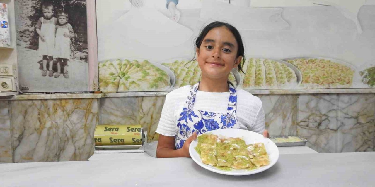 Kilis’te minik ustalar, katmer yapmayı öğreniyor