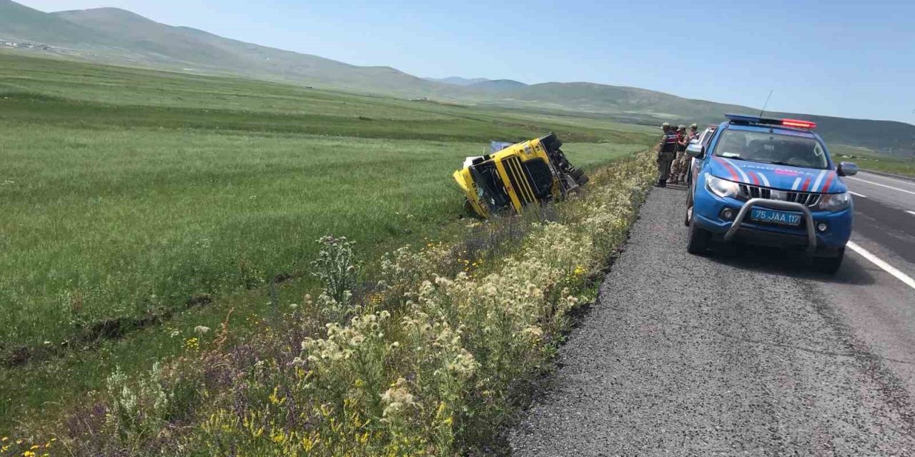Ardahan’da tır şarampole devrildi: 1 kişi yaralandı