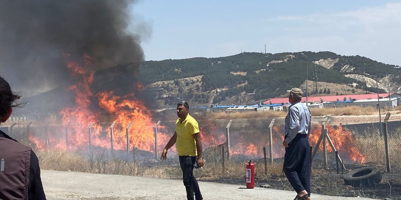 Vatandaşların erken müdahalesi konteyner kenti yangından kurtardı
