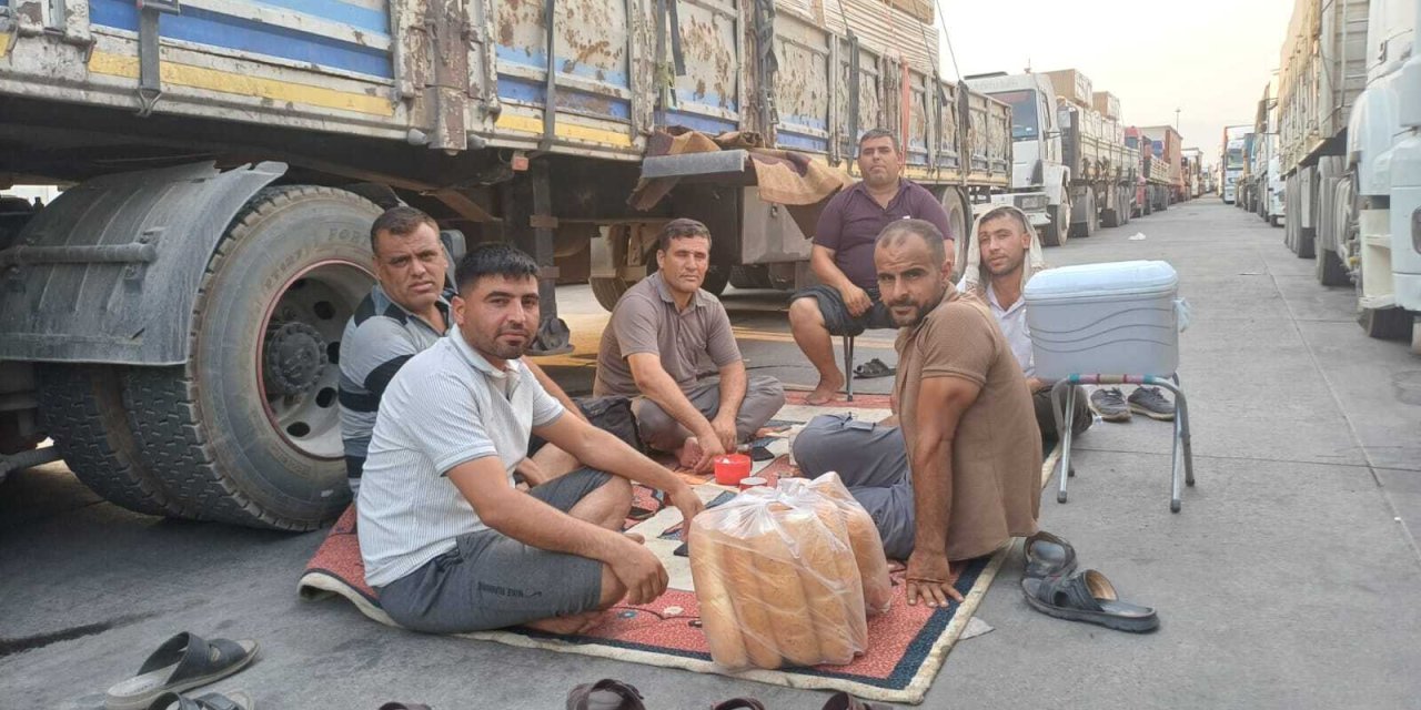 Silopi’de 49 dereceyi bulan sıcaklık, TIR şoförlerini zora sokuyor