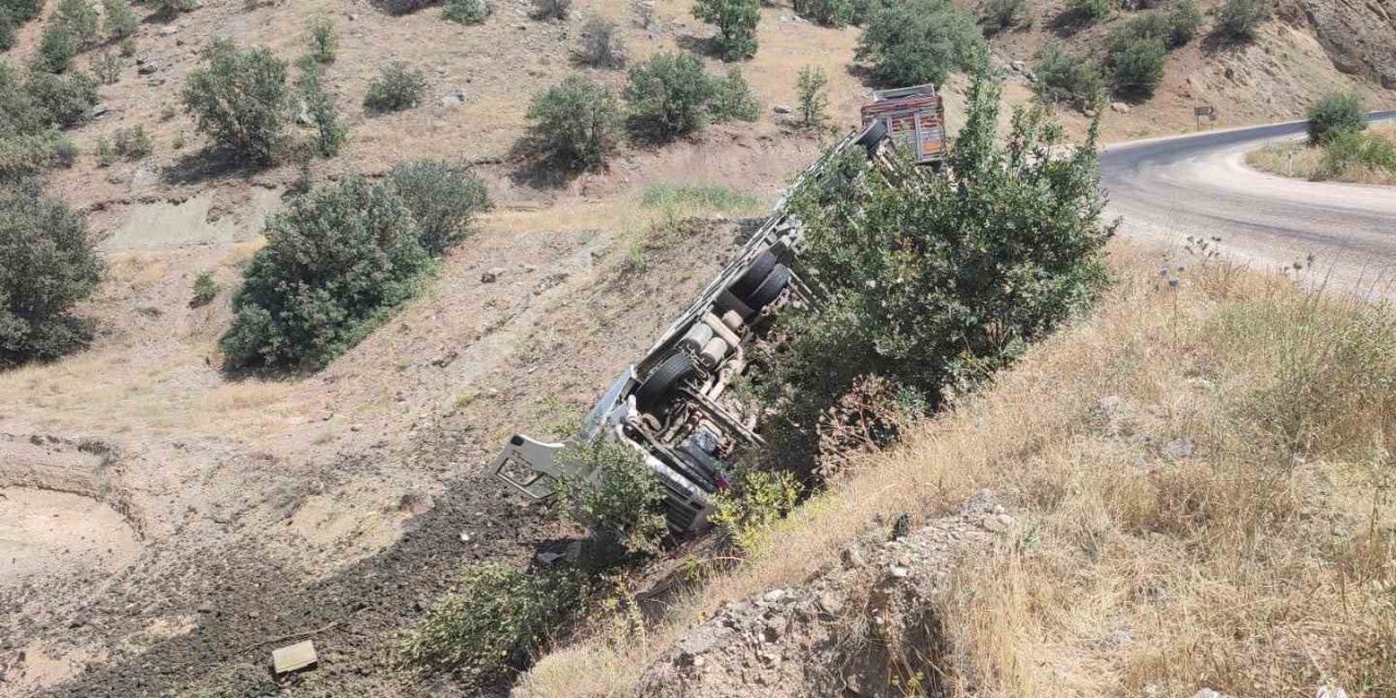 Elazığ’da tır devrildi: 1 kişi yaralandı