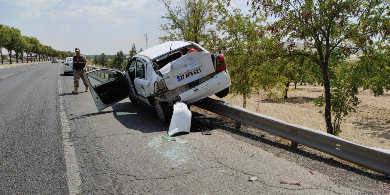 Şanlıurfa'da tırın çarptığı otomobil demir bariyerin üzerine çıktı: 3 yaralı