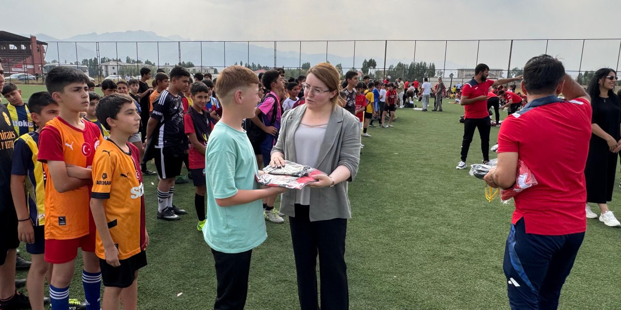 Yüksekova Belediyesi’nden yaz futbol okulundaki öğrencilere forma desteği