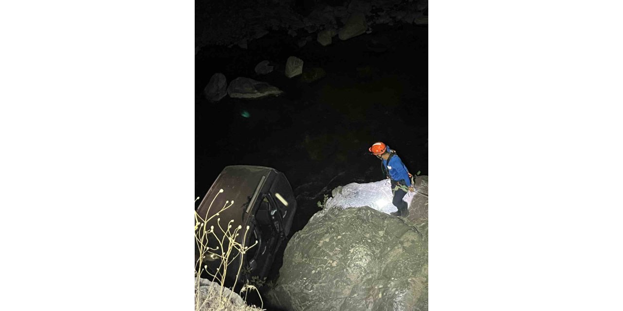 Baykan’da hafif ticari araç dereye uçtu: 1 yaralı