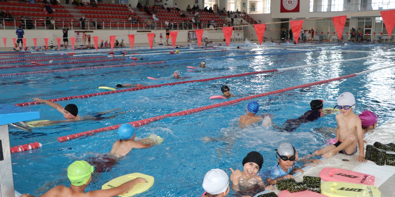 8 bin öğrenci, olimpik havuzlarda yüzme öğreniyor