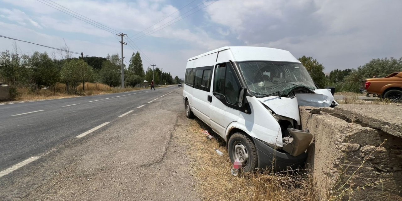 Yüksekova'da minibüs duvara çarptı: 4 yaralı