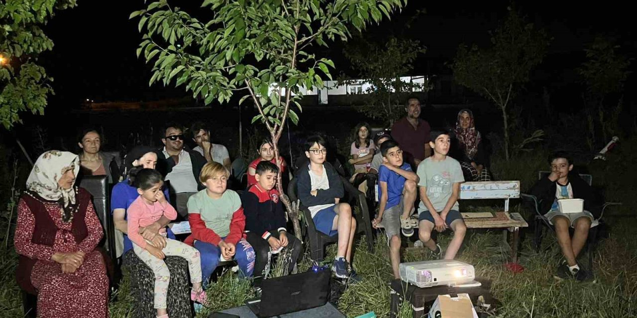 Kars’ta öğretmenden çocuklara sinema keyfi