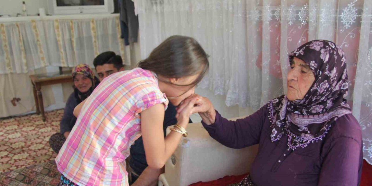 Gaziantep'te 101 yaşındaki Ayşe nine yıllara meydan okuyor