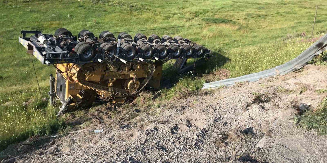 Ardahan'da TIR’dan ayrılan dozer yüklü dorse dereye uçtu