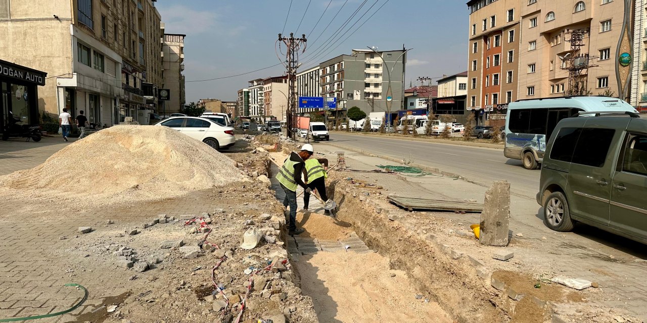 Yüksekova’da elektrik altyapı yenileme çalışmaları sürüyor