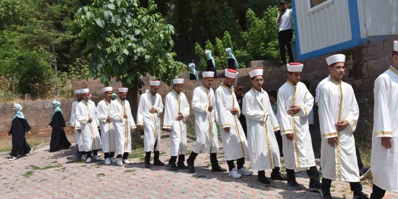 Bitlis'te 83 öğrenci mezun olarak hafız oldu