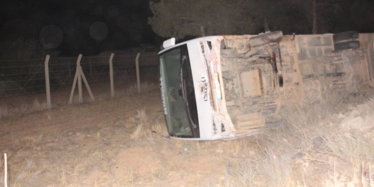 Şanlıurfa'da işçileri taşıyan otobüs eşeğe çarparak devrildi: 15 yaralı