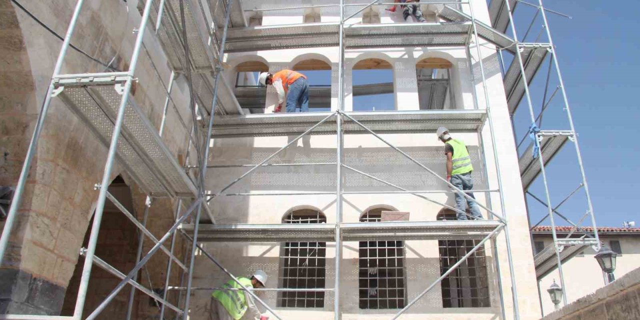 Gaziantep'te 45 derecede ekmeklerini taştan çıkartıyorlar