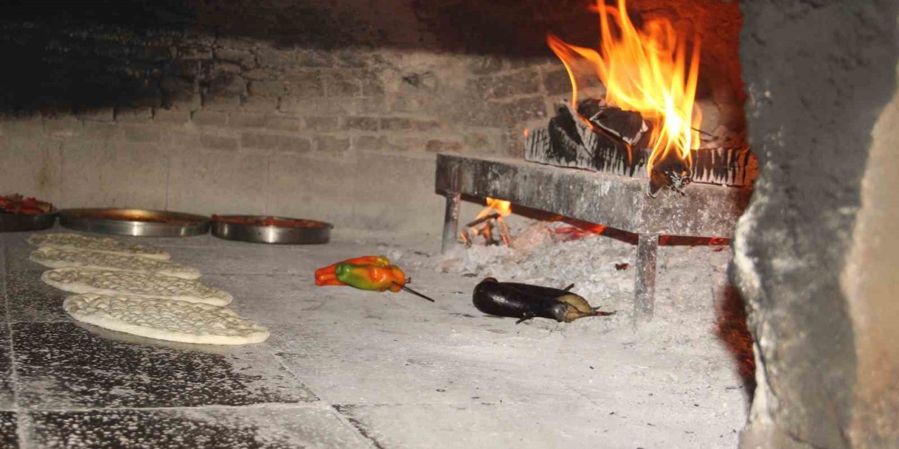 Termometrelerin 50 dereceyi aştığı Şanlıurfa’da fırıncılar zorda