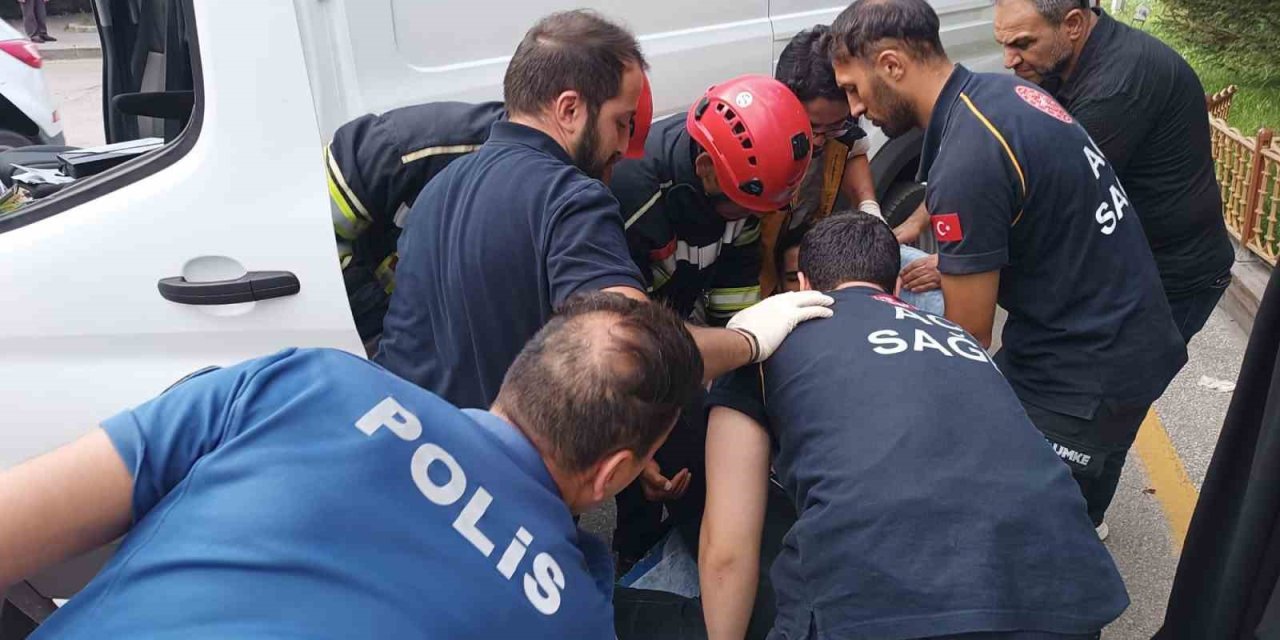 Araçta fenalaşan vatandaş ekiplerce kurtarıldı