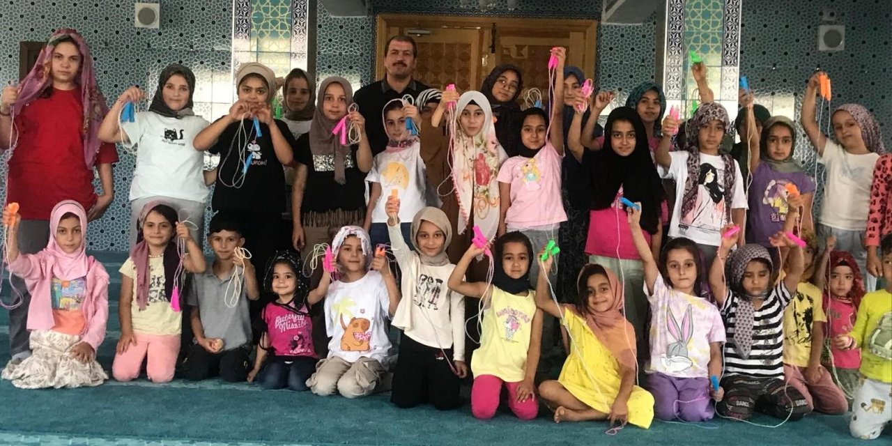 Kuran kursu öğrencilerine topaç ve atlama ipi hediyesi