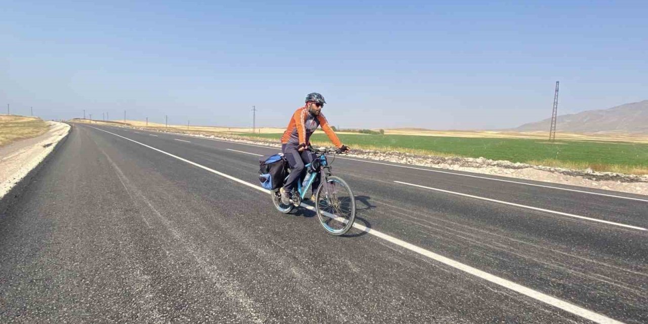 Mersinli bisikletçi Van için pedal çevirdi