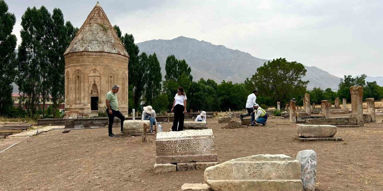 Gevaş Selçuklu Mezarlığı’nda 6 yeni mezar daha ortaya ççıkarıldı