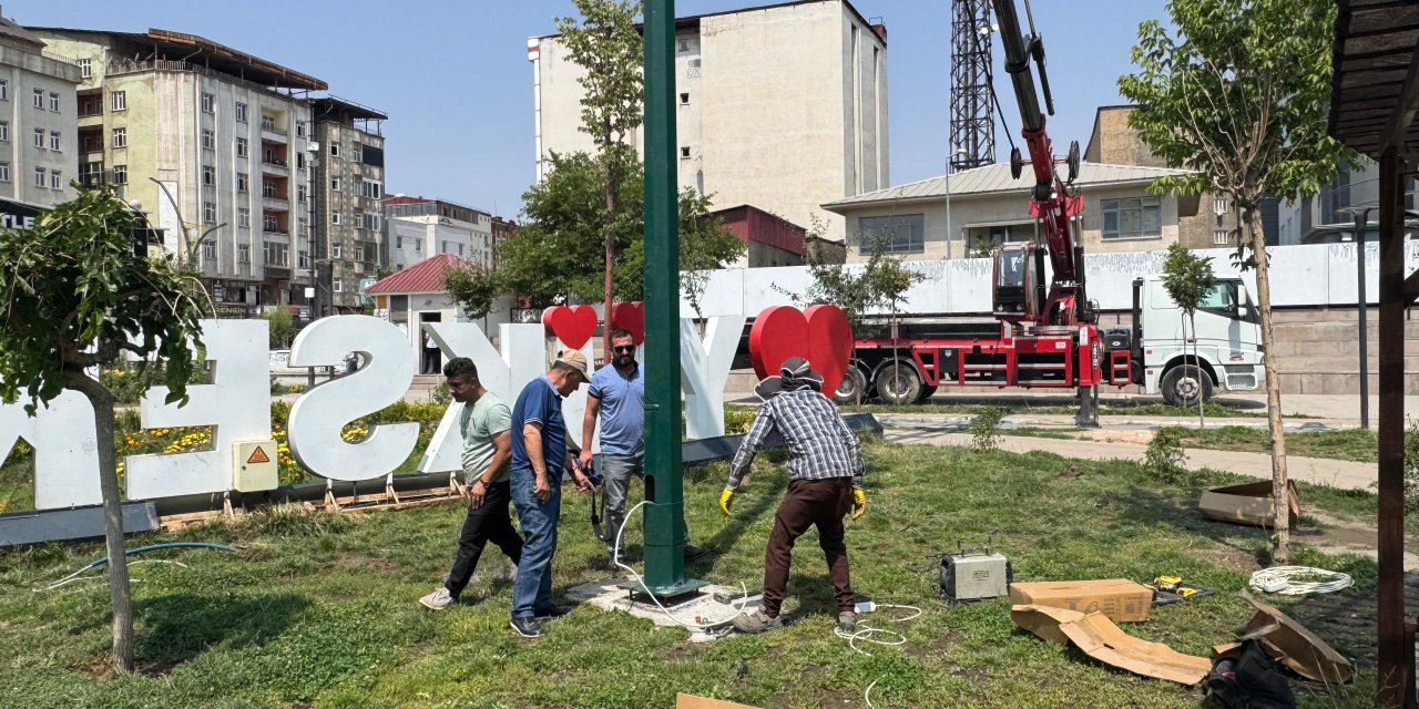 Yüksekova’da 15 Temmuz ve SODES parklarına aydınlatma sistemi kuruluyor