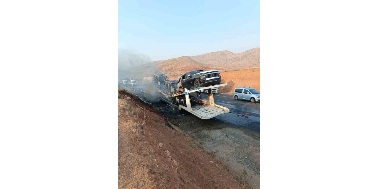 Batman’da sıfır kilometre 5 lüks araç, yüklü olduğu tırla beraber  yandı