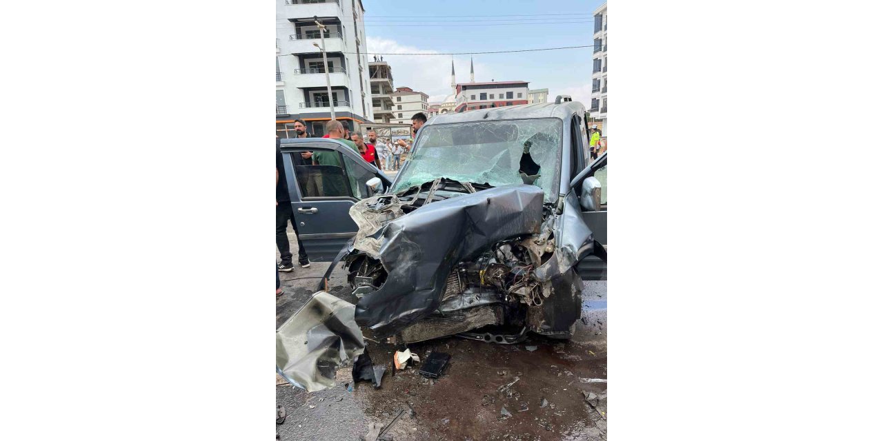 Tatvan’da tır ile kamyonet çarpıştı: 2 kişi yaralandı