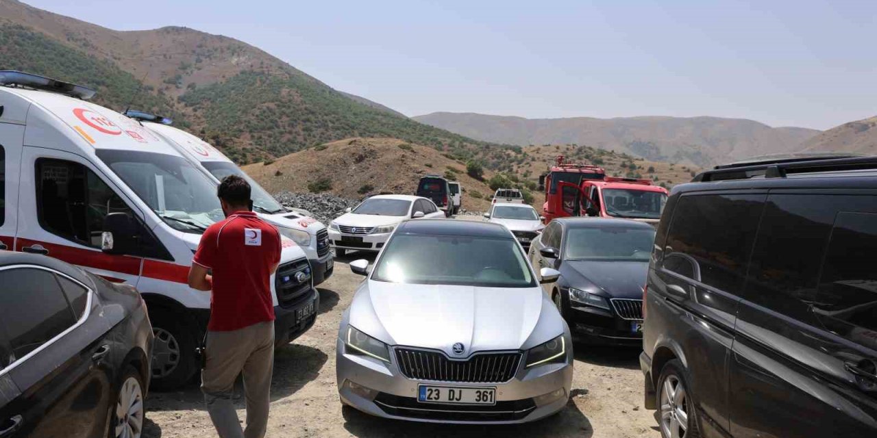 Elazığ’daki göçükte çalışmalar 4 saattir devam ediyor