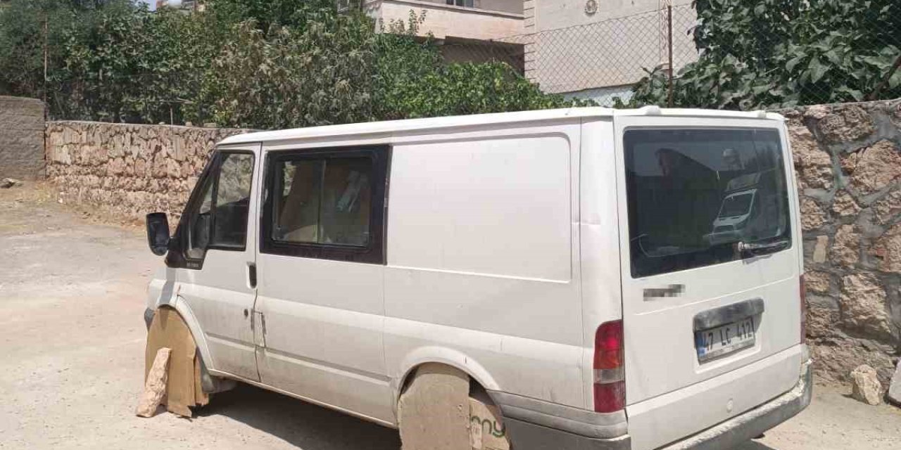 Minibüs sürücüsü, aracın tekerlerini sıcaktan korumak için kartonla kapattı